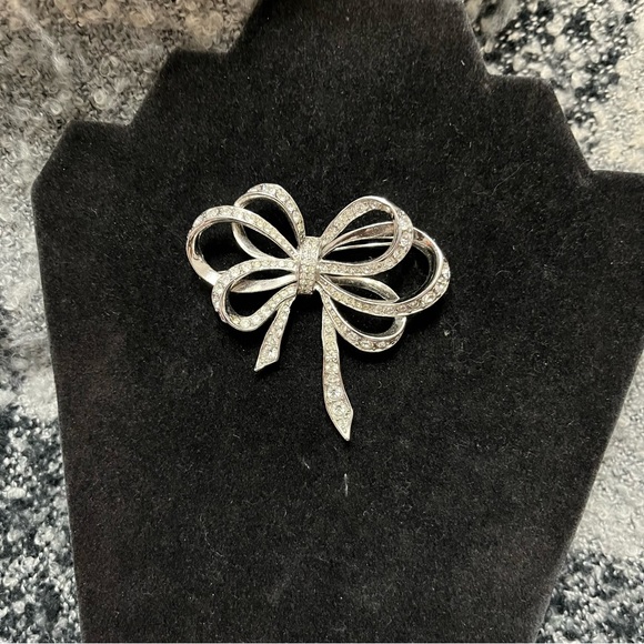 Vintage Kenneth Jay Lane Clear Rhinestone Large Bow Brooch, Signed - Picture 3 of 7
